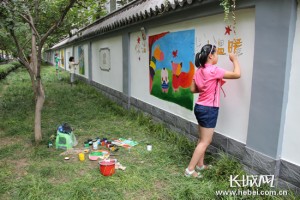 河北博物院：小小美术家临摹壁画图说核心价值观