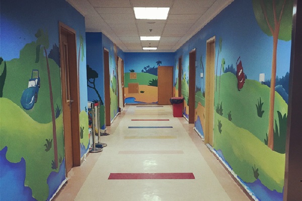 附属儿童医学中心现彩绘墙 患儿不再畏惧检查
