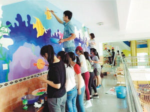 大学生用墙绘扮靓儿童福利院(图)