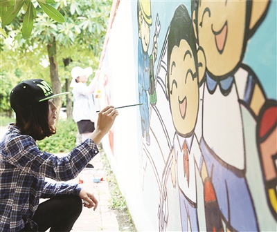长泰经济开发区角泰路 墙绘艺术家墙上创作漫画