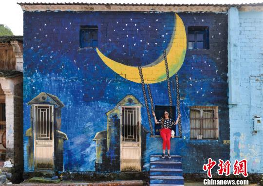 色彩缤纷的乡村涂鸦世界：艺术让浙江天台“涂鸦村”脱贫