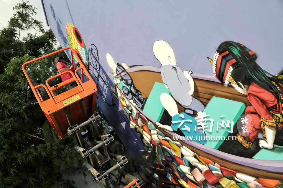 巴西艺术家在云南石林“为爱上色” 巨型墙绘鼓舞农村小学师生