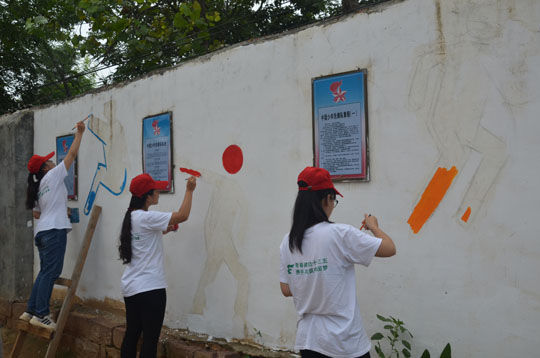 平顶山学院志愿者手绘墙画装扮校园